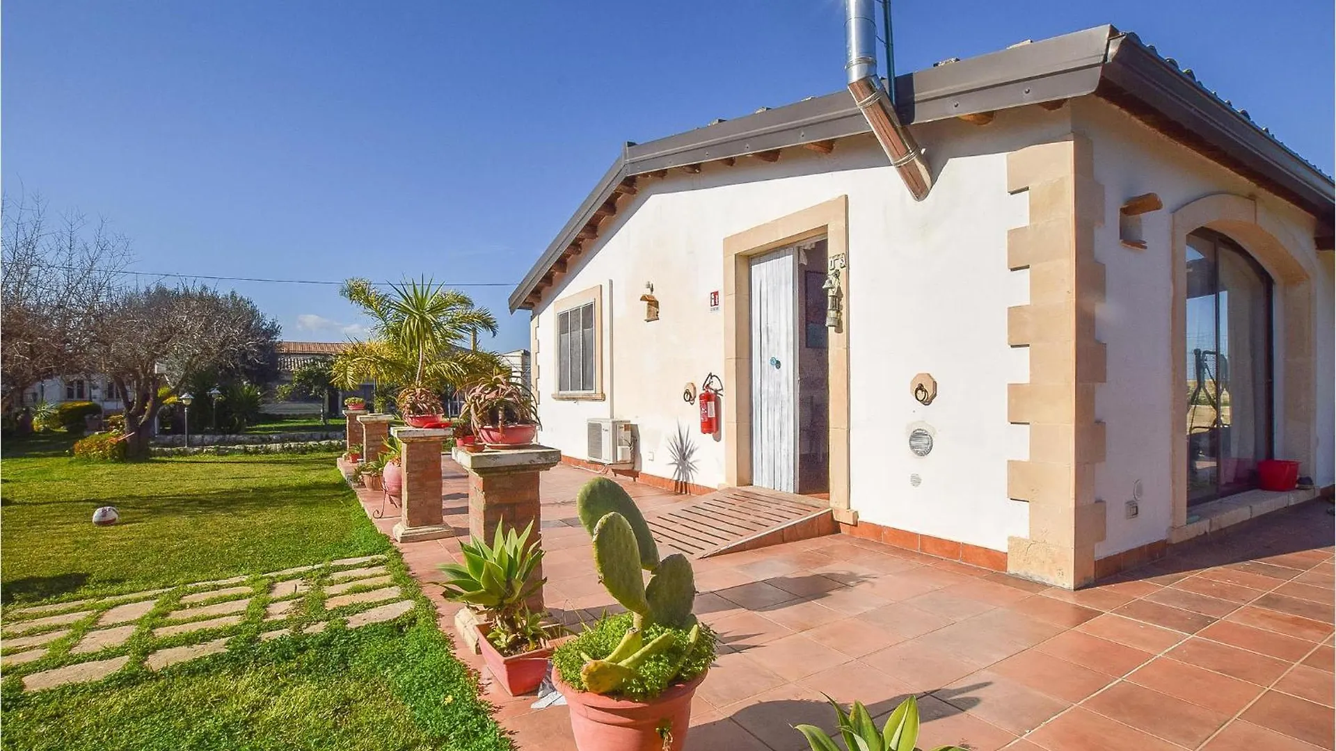 2 Bedroom Pet Friendly Home In Siracusa Syracuse Holiday home