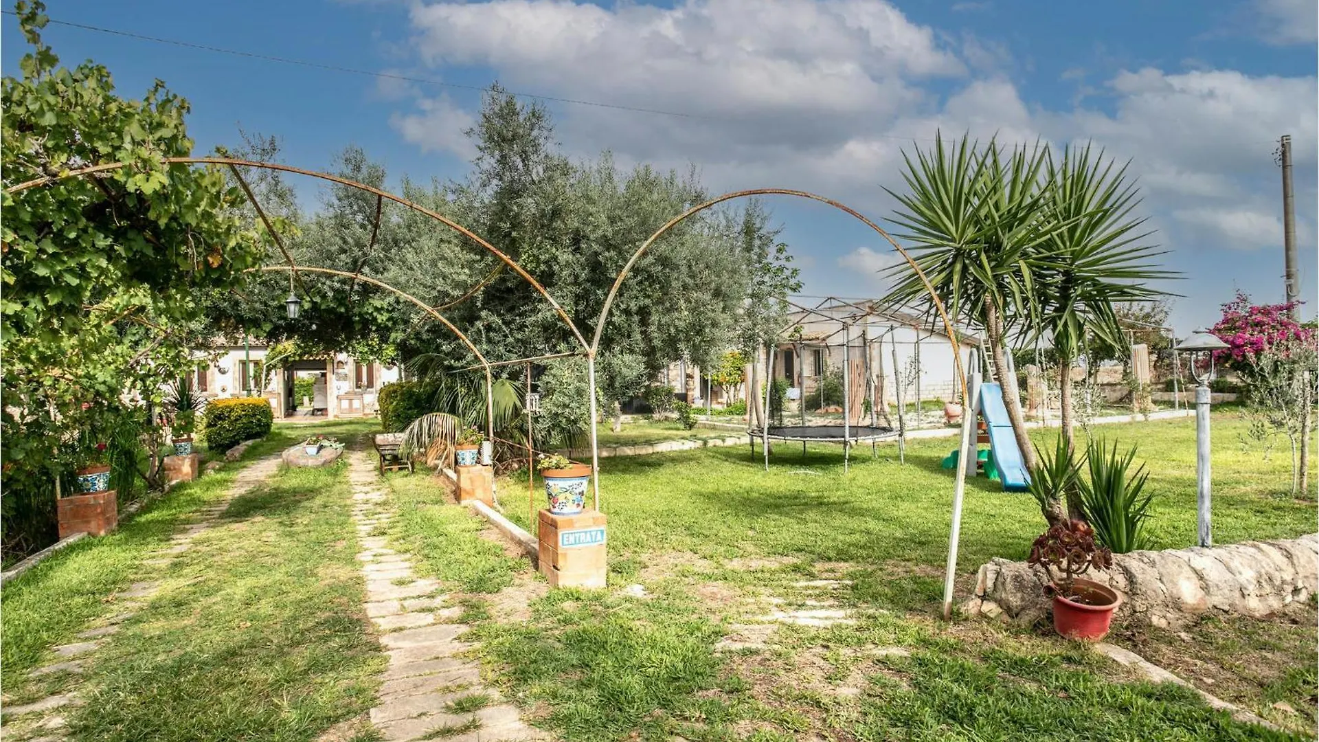 2 Bedroom Pet Friendly Home In Siracusa Syracuse Holiday home