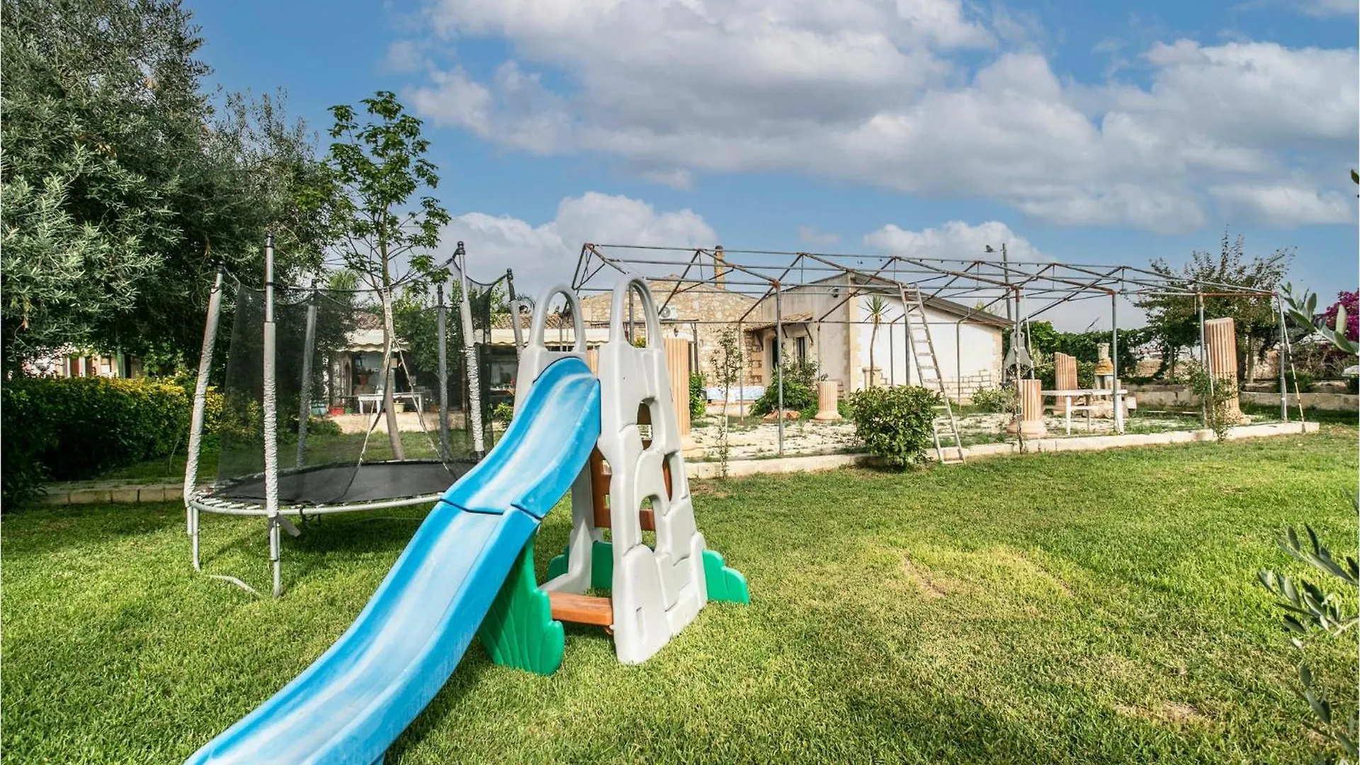 2 Bedroom Pet Friendly Home In Siracusa Syracuse